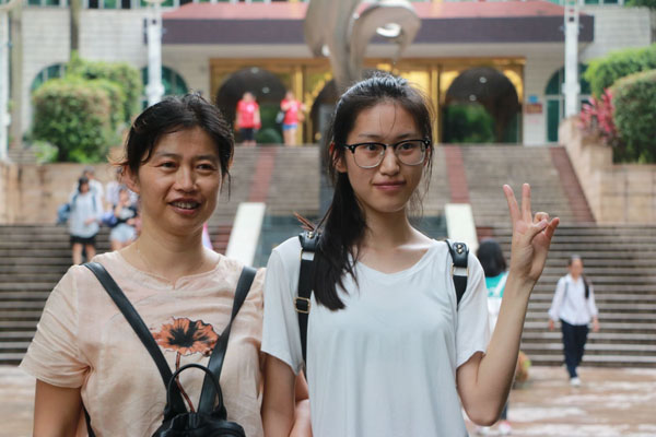 廣西：8日下午，高考英語(yǔ)科目考試結(jié)束后，考生與家長(zhǎng)在考點(diǎn)外合影留念。（張紅璐 朱蕓琳 攝）