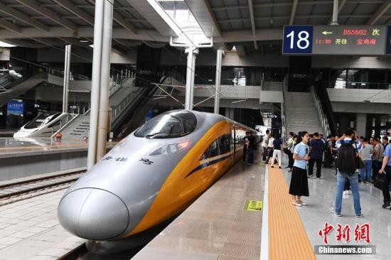6月2日，隨著一列動車檢測車從寶雞南站駛出，一路向西開往蘭州西站，標志著中國首條貫通絲綢之路經(jīng)濟帶的高鐵——寶(寶雞)蘭(蘭州)高鐵進入全線拉通試驗階段，為寶蘭高鐵開通運營奠定了基礎(chǔ)。楊艷敏 攝