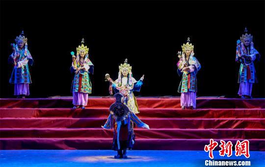 仙女們“獻(xiàn)上純凈的樂舞” 張暢 攝 仙女們“獻(xiàn)上純凈的樂舞” 張暢 攝