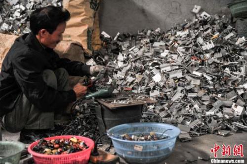 資料圖：2013年4月8日，廣東汕頭貴嶼鎮(zhèn)上一名工人正在分揀電子元件。中新社發(fā) 洪堅鵬 攝