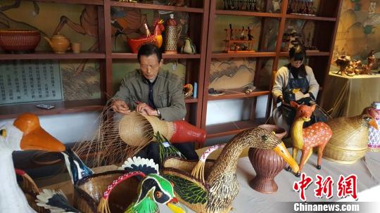 編織竹籃 潘沁文 攝 編織竹籃 潘沁文 攝