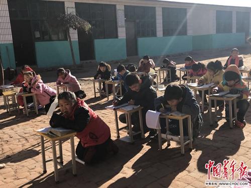 河北多所鄉(xiāng)村小學(xué)未供暖學(xué)生們?cè)诓賵?chǎng)跑步取暖（圖）