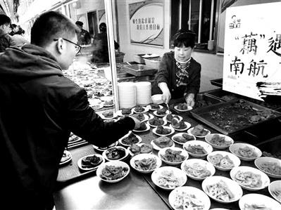 大學(xué)食堂擺出了“全藕宴” 食材來(lái)自滯銷蓮藕