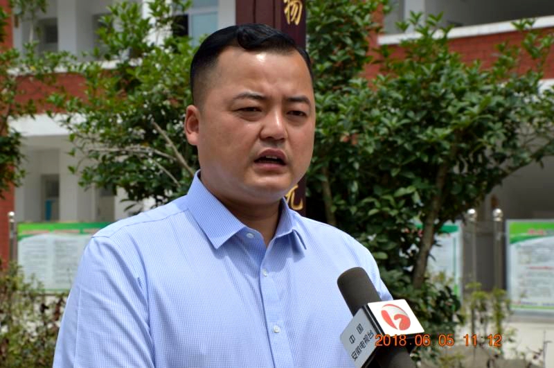 善舉凝聚美德   愛心傳遞力量———關(guān)愛貧困留守兒童走進三合鎮(zhèn)中心學(xué)校