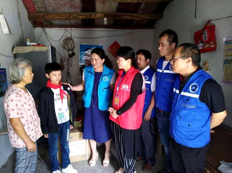 善舉凝聚美德   愛心傳遞力量———關(guān)愛貧困留守兒童走進三合鎮(zhèn)中心學(xué)校