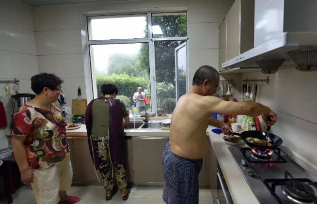 一幢別墅里的老年生存實(shí)驗(yàn)：入住前簽署協(xié)議書(shū) 照排班表買(mǎi)菜