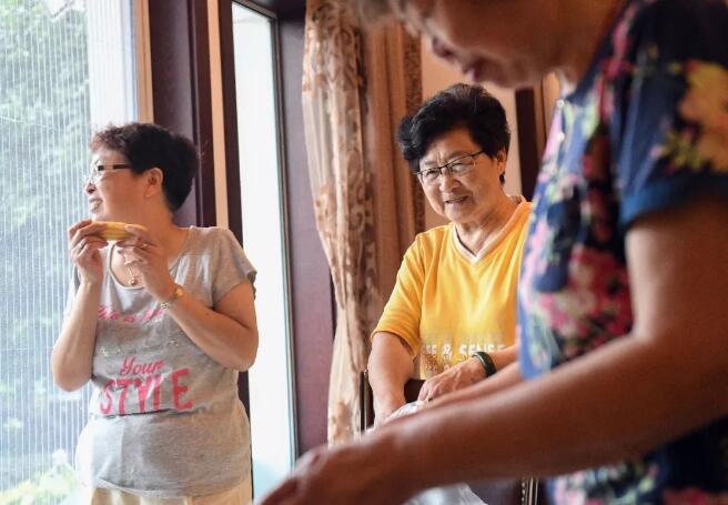 一幢別墅里的老年生存實(shí)驗(yàn)：入住前簽署協(xié)議書(shū) 照排班表買(mǎi)菜