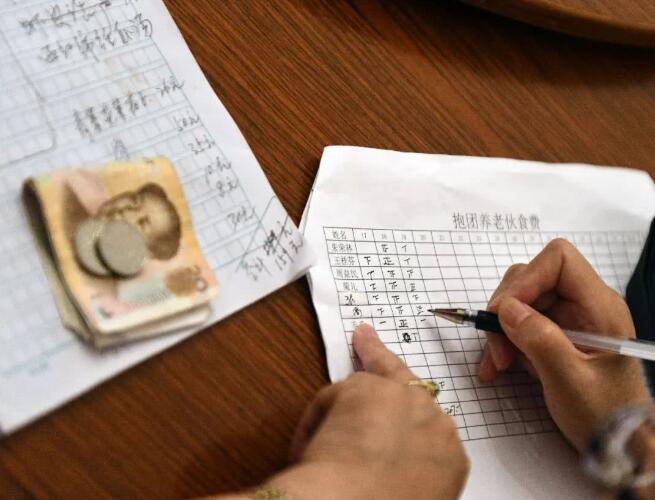 一幢別墅里的老年生存實(shí)驗(yàn)：入住前簽署協(xié)議書(shū) 照排班表買(mǎi)菜