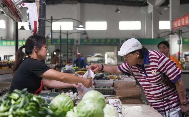 一幢別墅里的老年生存實(shí)驗(yàn)：入住前簽署協(xié)議書(shū) 照排班表買(mǎi)菜