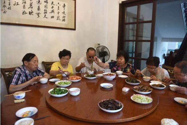 一幢別墅里的老年生存實(shí)驗(yàn)：入住前簽署協(xié)議書(shū) 照排班表買(mǎi)菜