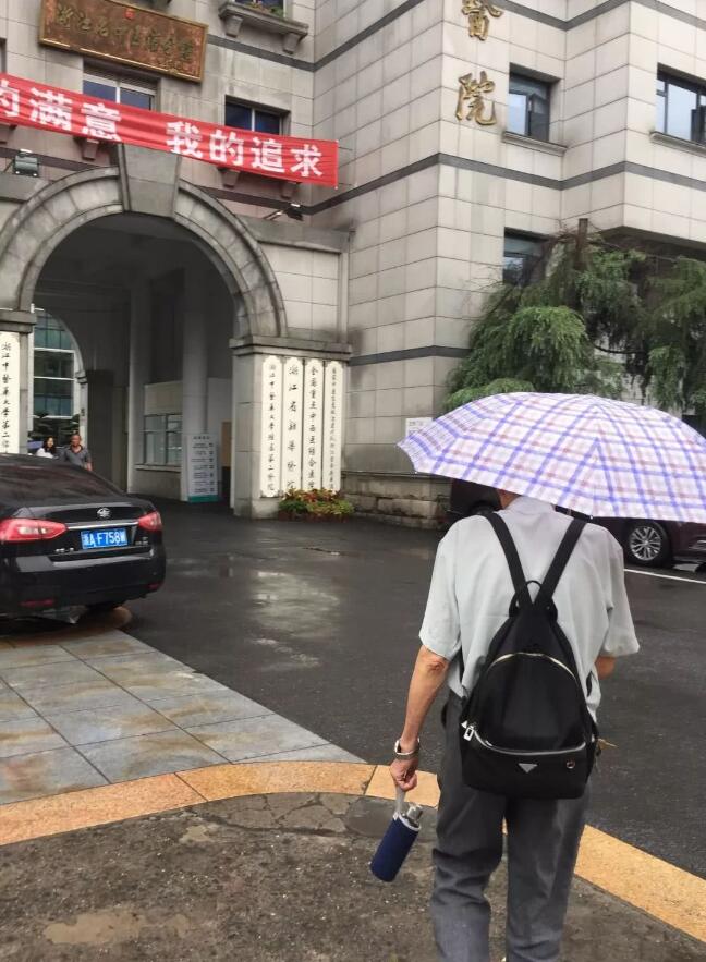 一幢別墅里的老年生存實(shí)驗(yàn)：入住前簽署協(xié)議書(shū) 照排班表買(mǎi)菜