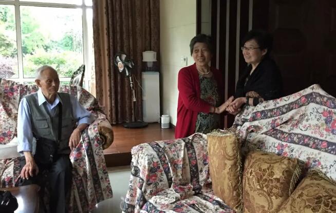 一幢別墅里的老年生存實(shí)驗(yàn)：入住前簽署協(xié)議書(shū) 照排班表買(mǎi)菜