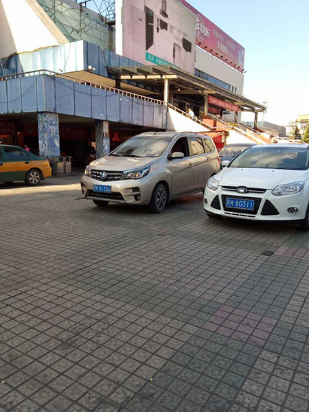 新余火車(chē)站廣場(chǎng)疑似拉客餐館藏身待改善