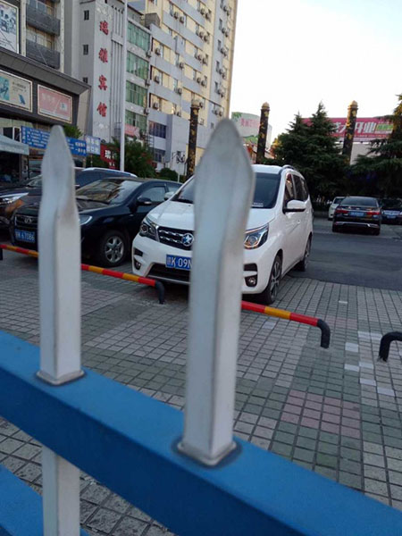 新余火車(chē)站廣場(chǎng)疑似拉客餐館藏身待改善