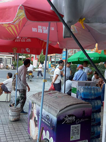 新余火車(chē)站廣場(chǎng)疑似拉客餐館藏身待改善