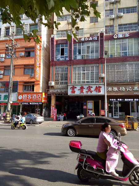 新余火車(chē)站廣場(chǎng)疑似拉客餐館藏身待改善