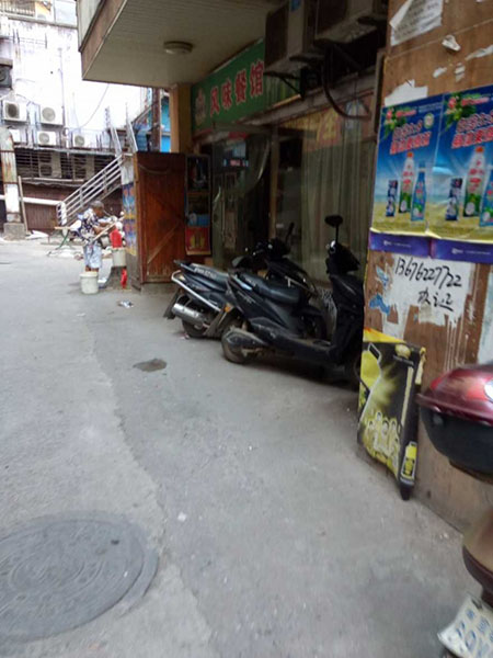 新余火車(chē)站廣場(chǎng)疑似拉客餐館藏身待改善