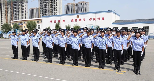 不畏烈日酷暑 鍛造精兵強(qiáng)將—東營(yíng)金盾司法學(xué)校召開(kāi)2018級(jí)提前批學(xué)員軍訓(xùn)匯報(bào)展示