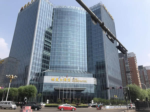 樓頂現(xiàn)違建 開發(fā)商、業(yè)主：不是我修的