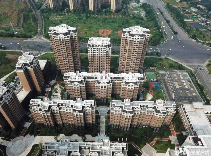 樓頂現(xiàn)違建 開發(fā)商、業(yè)主：不是我修的