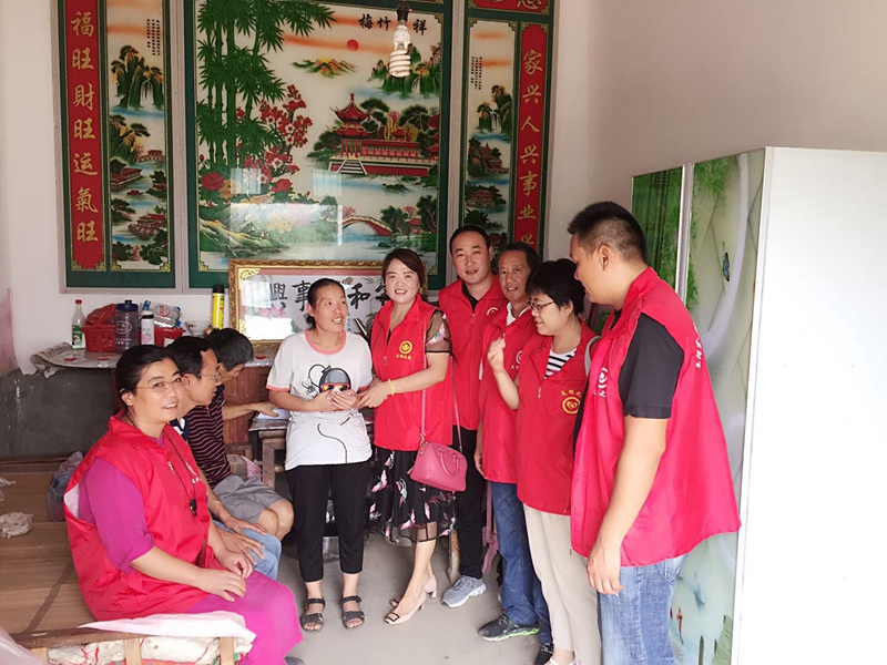 愛(ài)心無(wú)止境 扶貧暖人間