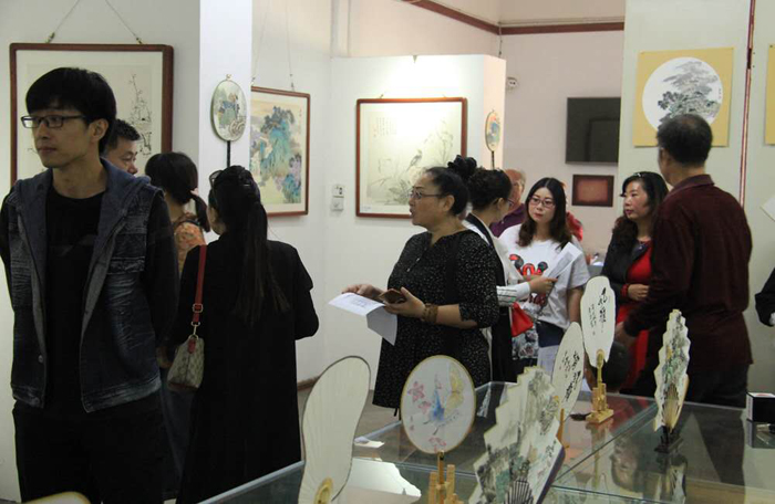 慶中秋. 迎國慶、李愛菊師生國畫作品展