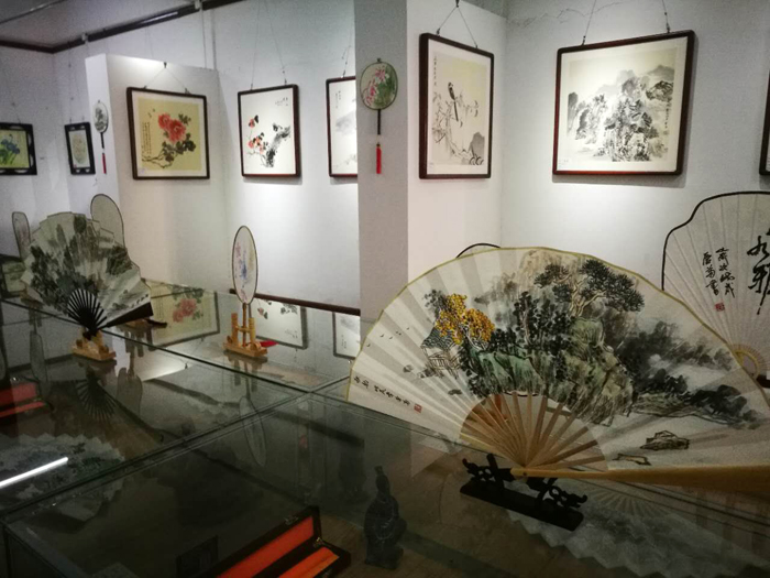慶中秋. 迎國慶、李愛菊師生國畫作品展