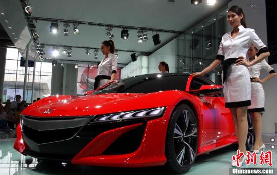 第九屆中國(guó)長(zhǎng)春國(guó)際汽車(chē)博覽會(huì)13日開(kāi)館迎客，勞斯萊斯、蘭博基尼、賓利等眾多豪車(chē)品牌紛紛亮相。而標(biāo)價(jià)2000萬(wàn)元的科尼塞克、511萬(wàn)元的阿斯頓·馬丁等頂級(jí)豪車(chē)均為首次參加長(zhǎng)春車(chē)展。據(jù)長(zhǎng)春車(chē)展組委會(huì)官方數(shù)據(jù)，本次車(chē)展展出的各式豪車(chē)總價(jià)值超過(guò)億元人民幣。圖為尚未量產(chǎn)的謳歌NSX概念版，據(jù)稱(chēng)量產(chǎn)后售價(jià)會(huì)在6000萬(wàn)元以上。張瑤 攝