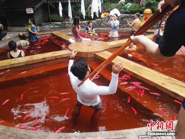 重慶現(xiàn)“火鍋”溫泉 泡嗎？