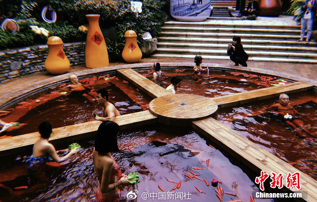 重慶現(xiàn)“火鍋”溫泉 泡嗎？