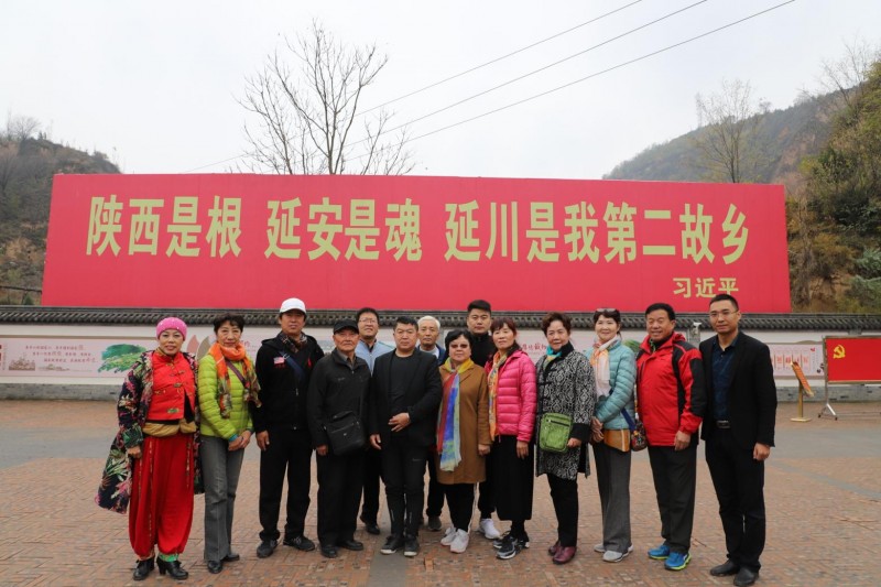 CCTⅤ欄目運(yùn)營(yíng)總監(jiān)劉嘉有，帶隊(duì)紅色經(jīng)典輕騎兵藝術(shù)團(tuán)延安行