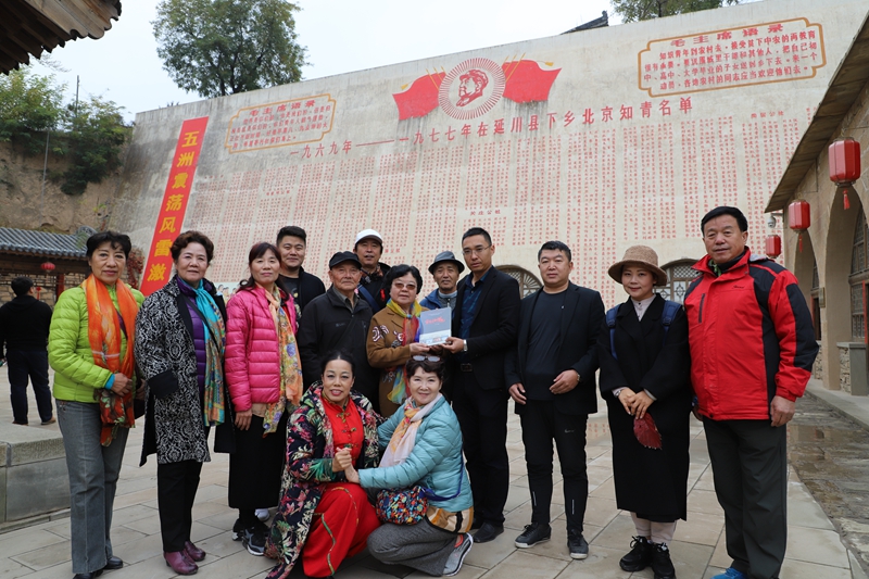 CCTⅤ欄目運(yùn)營(yíng)總監(jiān)劉嘉有，帶隊(duì)紅色經(jīng)典輕騎兵藝術(shù)團(tuán)延安行