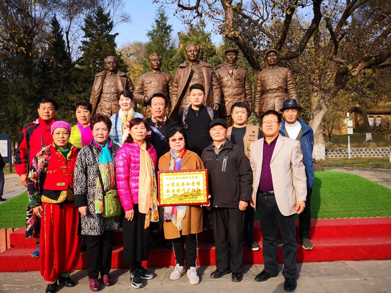 CCTⅤ欄目運(yùn)營(yíng)總監(jiān)劉嘉有，帶隊(duì)紅色經(jīng)典輕騎兵藝術(shù)團(tuán)延安行