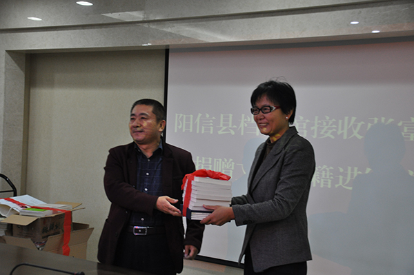《作家報(bào)》總編張富英向家鄉(xiāng)山東陽信捐贈(zèng)文學(xué)書籍