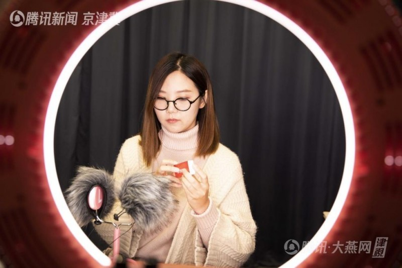 美女深夜用聲音幫數(shù)萬(wàn)人入睡 一年僅賺五千