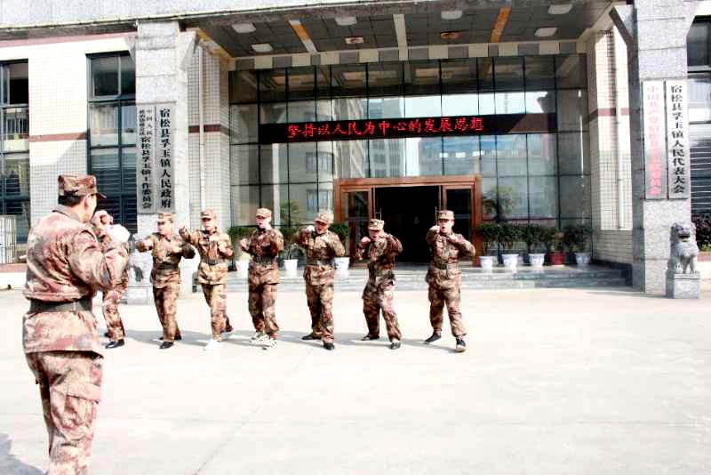 宿松縣孚玉鎮(zhèn)組織民兵應(yīng)急分隊(duì)開(kāi)展了強(qiáng)化訓(xùn)練
