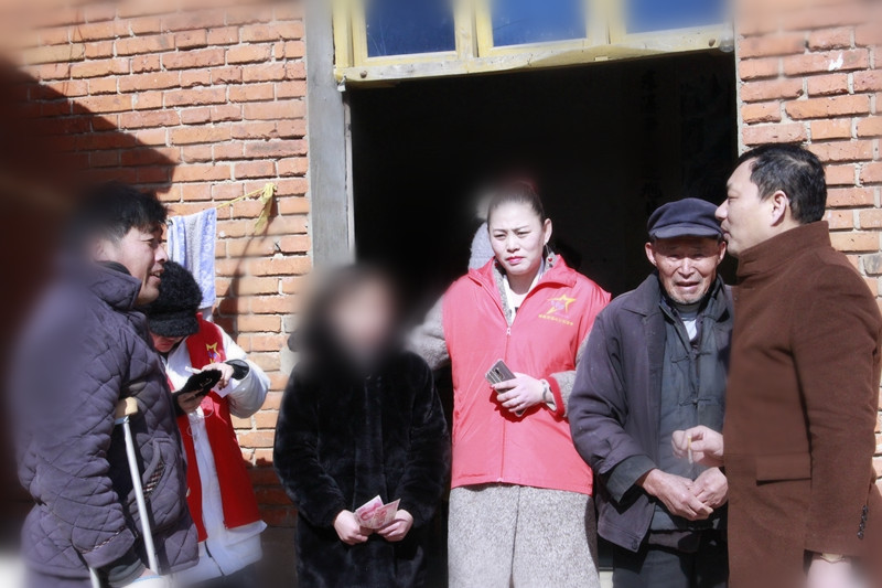 攜手共建公益讓愛(ài)灑滿(mǎn)人間一蚌埠商之都與舜心公益協(xié)會(huì)為貧困學(xué)童送爰心