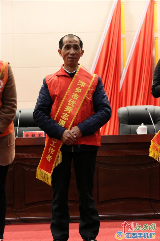 萍鄉(xiāng)“愛心記者”堅守9年奔跑公益路 用大愛為貧弱群眾撐起艷陽天
