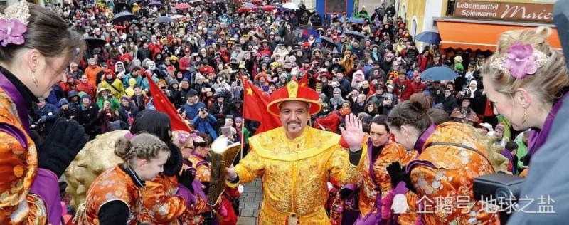 德國小鎮(zhèn)每年也要過年！選一人當(dāng)皇帝，稱自己是中國人很驕傲！