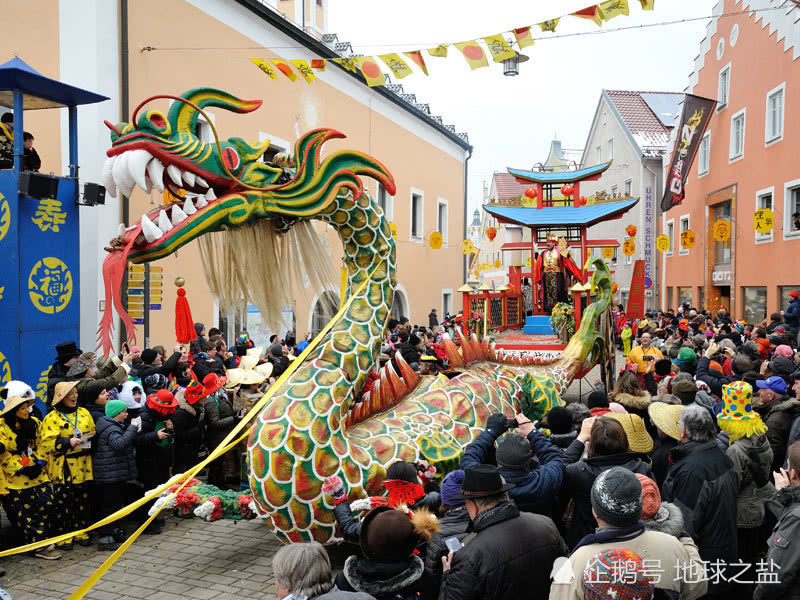 德國小鎮(zhèn)每年也要過年！選一人當(dāng)皇帝，稱自己是中國人很驕傲！