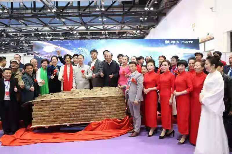 《大型民族發(fā)雕“長(zhǎng)城”》全球公益行 暨發(fā)藝師挑戰(zhàn)世界紀(jì)錄千人秀 向新中國(guó)七十華誕獻(xiàn)禮