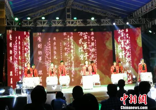 “五一”文藝匯演走進(jìn)中建四局項(xiàng)目工地 逾百工友參演 郭軍 攝 “五一”文藝匯演走進(jìn)中建四局項(xiàng)目工地 逾百工友參演 郭軍 攝