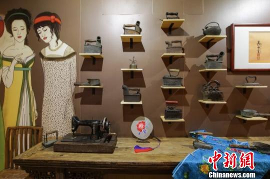 館內(nèi)陳列的熨斗等展品。 穎怡 攝