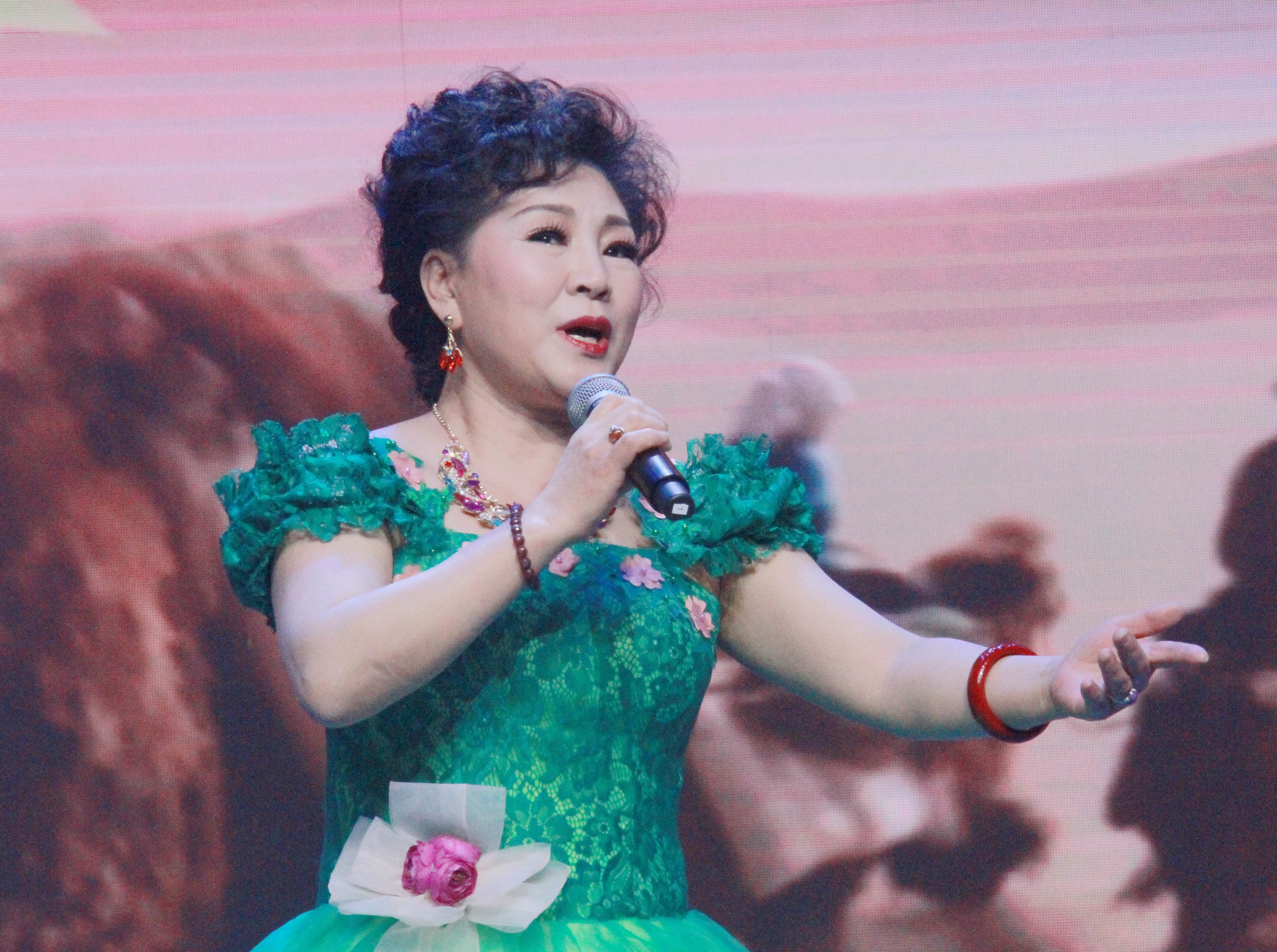 “明星大舞臺，歌唱新時代，踐行中國夢”群星匯演亮相中央電視臺星光影視園