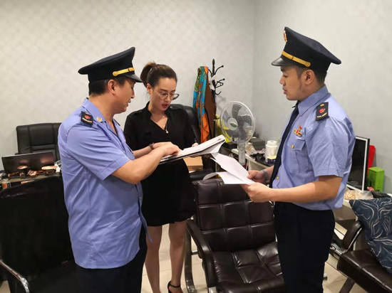 桂林女導(dǎo)游要求游客1小時(shí)花兩萬元 市場監(jiān)管部門檢查6家購物店