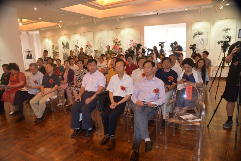 偉業(yè)千秋頌--張?jiān)坪熒鷷?shū)畫(huà)作品展暨收徒儀式在北京隆重舉行