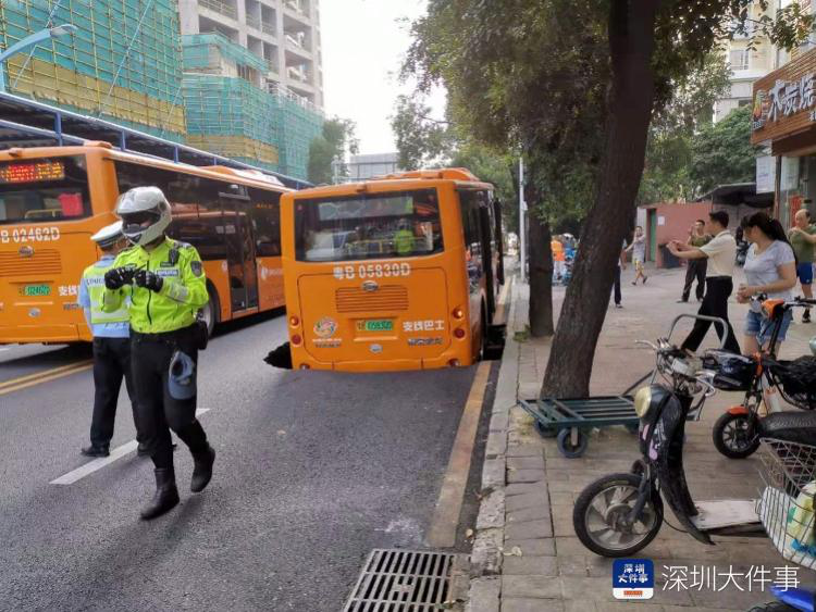 路口路面塌陷，深圳一公交車陷入深坑，事發(fā)時有一車乘客 