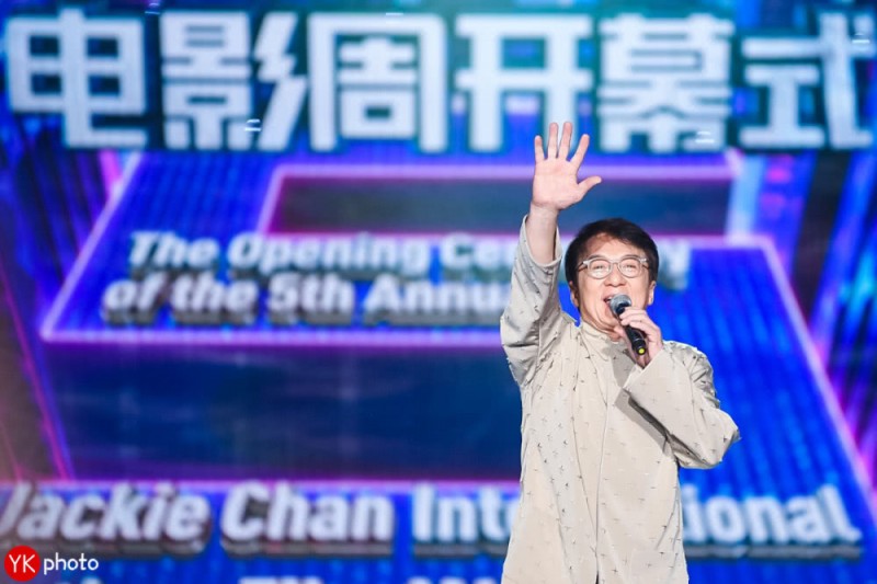 成龍扶貧，變身大同黃花代言人，還買(mǎi)了100萬(wàn)的黃花菜