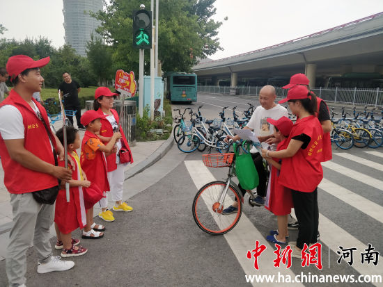 鄭州公交“夫妻車長(zhǎng)”開(kāi)展“親子志愿行”