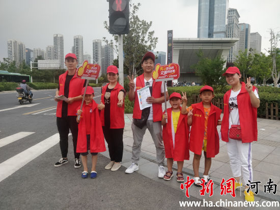 開(kāi)展志愿服務(wù)的志愿臉上露出笑容。連柏梁 攝